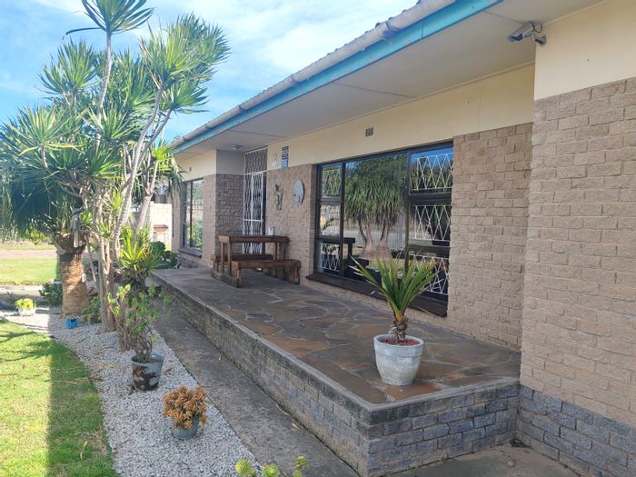 Heuwelkruin House For Sale: 4 Bedrooms, indoor braai, garage, low maintenance yard.