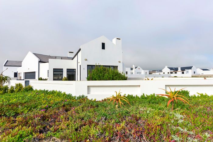 For Sale: House in Britannia Bay with 3 bedrooms, double garage, and backup battery.