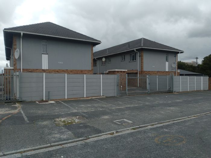 For Sale: Glenhaven Townhouse, 3 bedrooms, secure complex, ample parking, close to amenities.