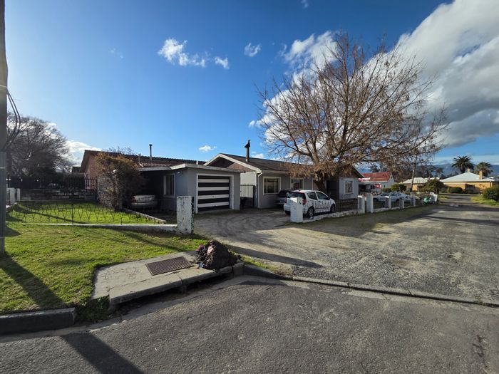 Ceres Central House For Sale: 3 bedrooms, secure, scenic views, close to amenities.