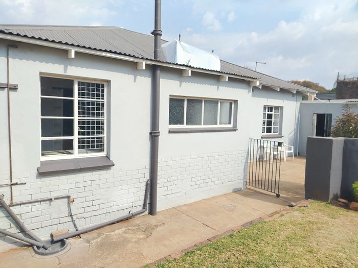 House To Rent in Selection Park: 3 Bedrooms, spacious kitchen, shared driveway.