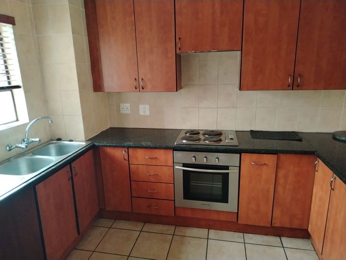 Flat To Rent in Sonneveld: 2 beds, 2 baths, secure parking, close to amenities.