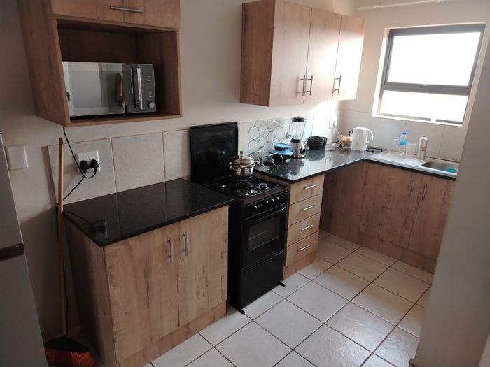 Flat To Rent in Kenleaf: 2 beds, security, gas stove, borehole access.