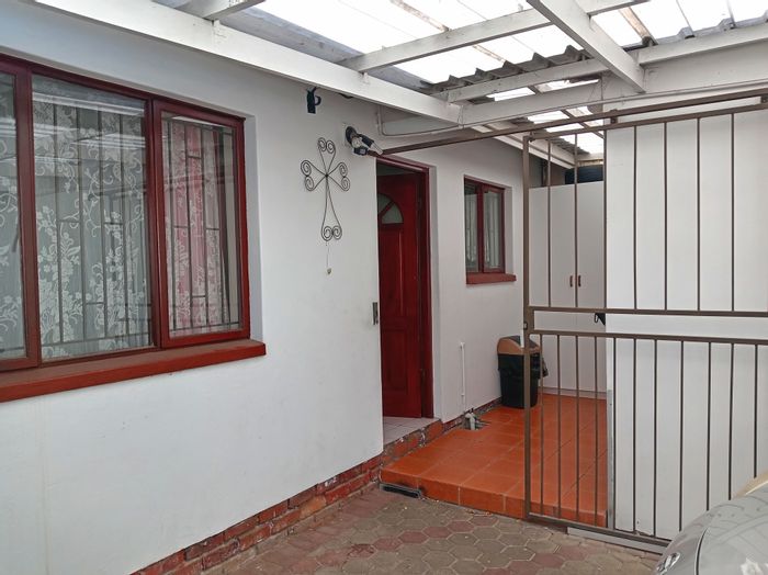 George Central Duet To Rent: 2 beds, secure complex, close to amenities.