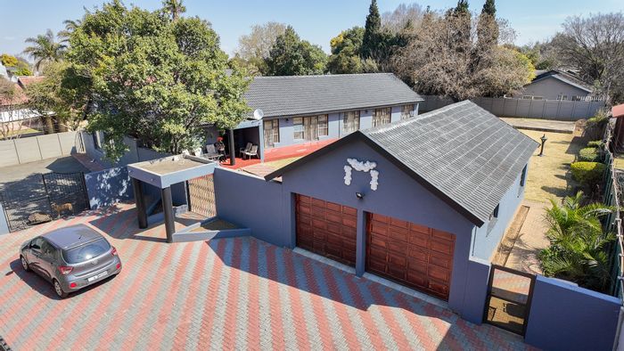 Spacious 1475sqm House For Sale in Brackenhurst with ample parking and potential.