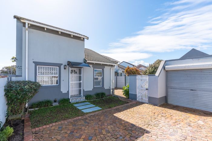 For Sale: Spacious 4-Bedroom Townhouse in Thornton with Garden, Pool, and Security.