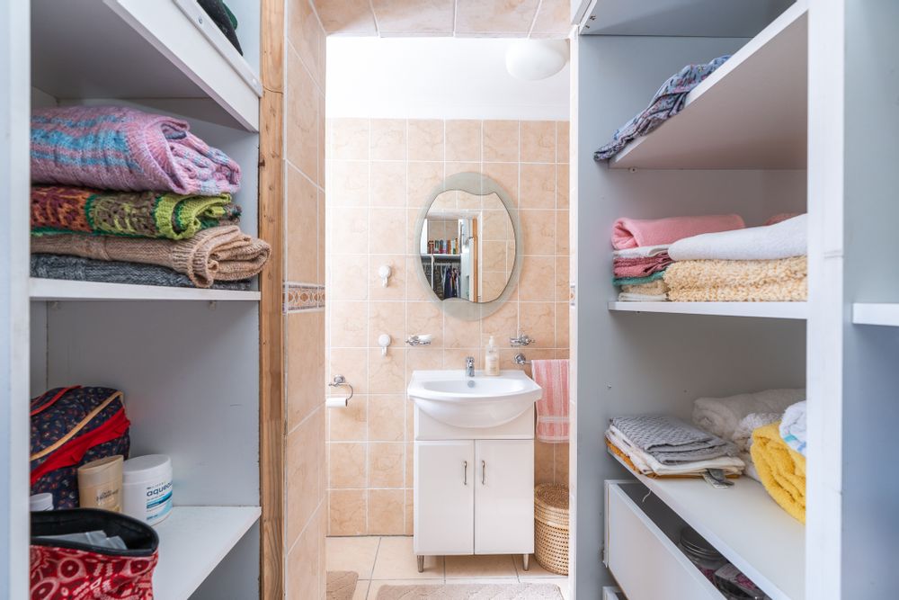 walk-in closet to ensuite