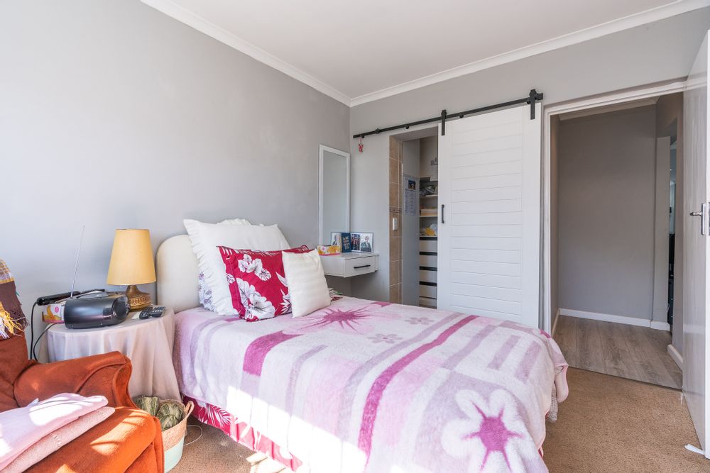 main bedroom to walk-in closet