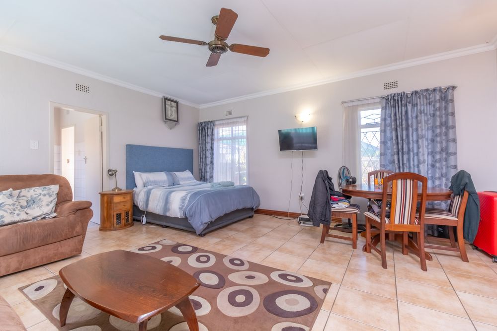 •	Additional versatile family room with kitchenette & guest bathroom