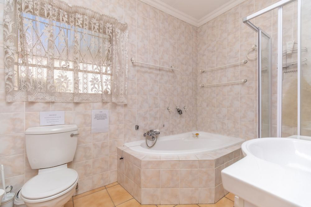 Full family bathroon services  the double & Queen bedrooms