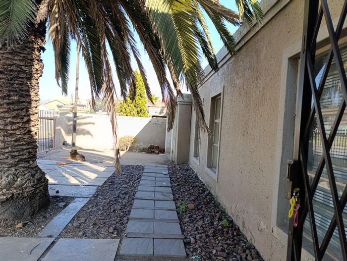 For Sale: House in Schoongezicht with 3 bedrooms, pet-friendly, near amenities.