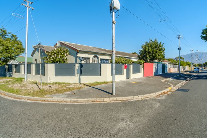 To Rent: 2-Bedroom Townhouse in Plumstead with garden, parking, and security features.
