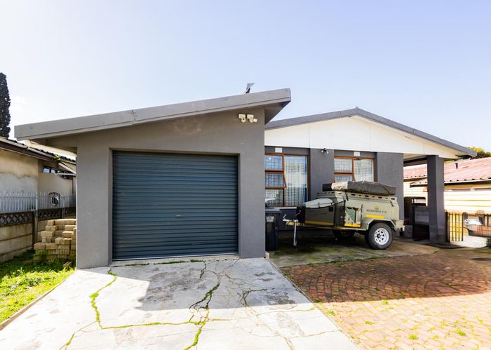 House for Sale in Peerless Park East: 3 bedrooms, granny flat, outdoor braai area.