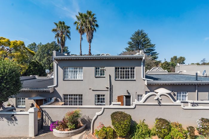 Helderkruin Townhouse For Sale: 3 Bedrooms, garden, patio, auction starting R850,000.