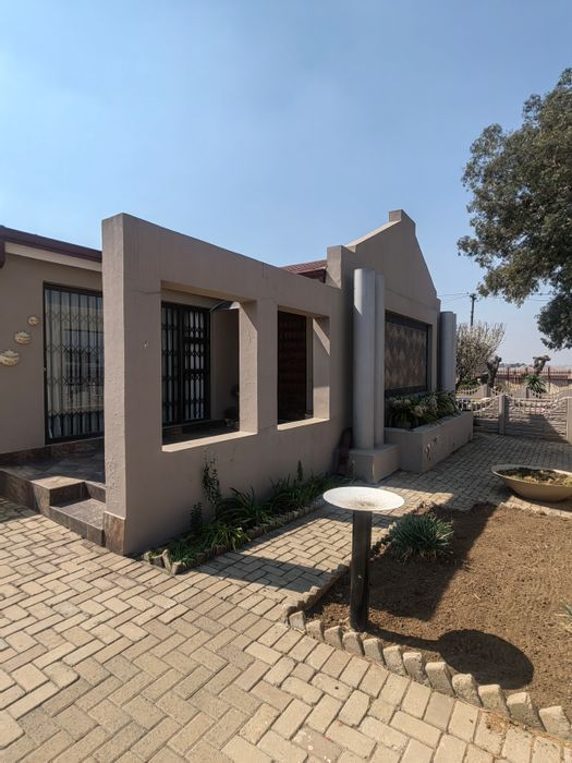 House for Sale in New Bethal East: 4 bedrooms, garages, solar system, spacious yard.