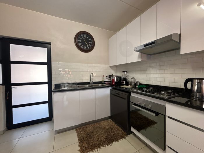 Bartlett Townhouse For Sale: 3 bedrooms, private garden, clubhouse, and gym amenities.