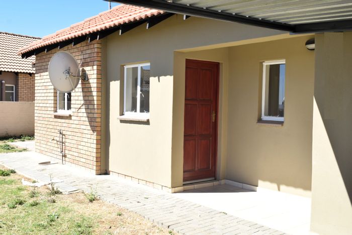 Waterkloof House For Sale: 3 Bedrooms, 1.5 Bathrooms, Close to Schools and Amenities.