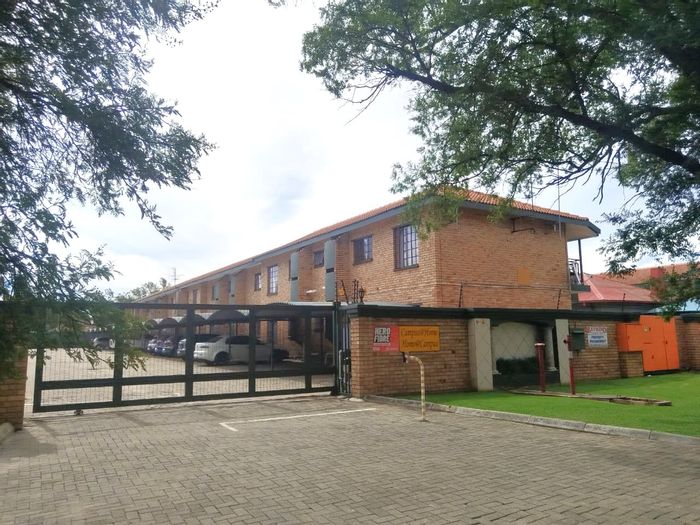 Die Bult Apartment For Sale: 2 beds, prepaid electricity, secure complex, close to NWU.