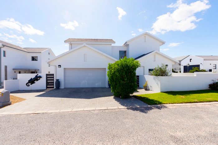For Sale: House in Shelley Point with golf access, pool, and security features.