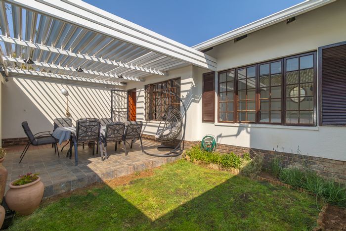 For Sale: 2-Bedroom Apartment in Paulshof with private garden and security amenities.