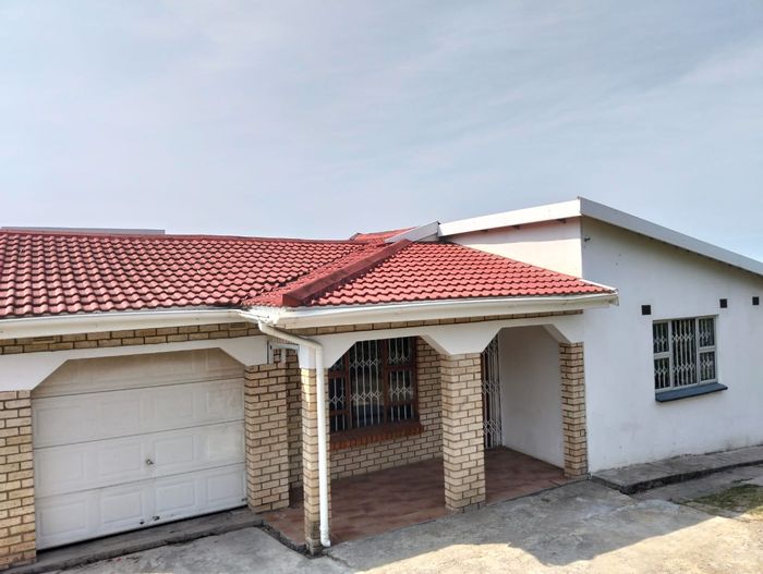 To Rent: 2-Bedroom Apartment in Northcrest with large kitchen and secure parking.