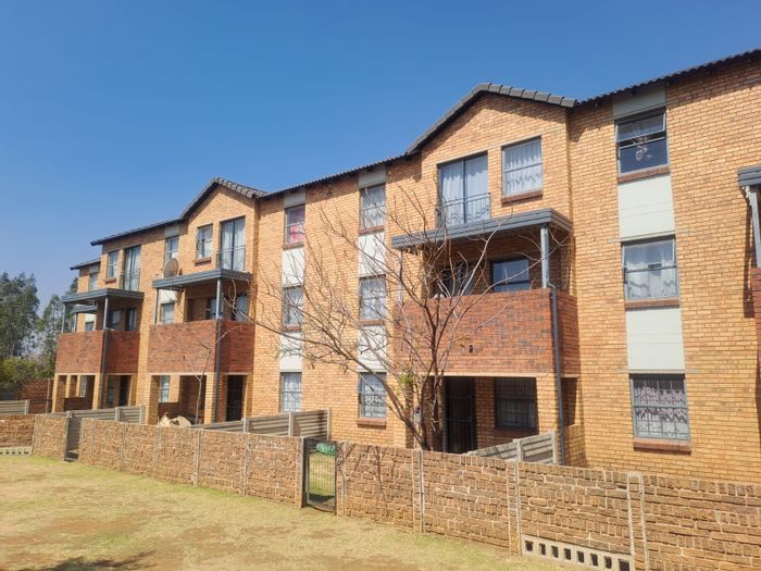 Olifantsvlei Townhouse For Sale: 2 beds, security, play area, prepaid electricity.