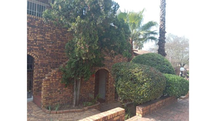 2-Bedroom Apartment For Sale in Buccleuch, near shopping and schools.