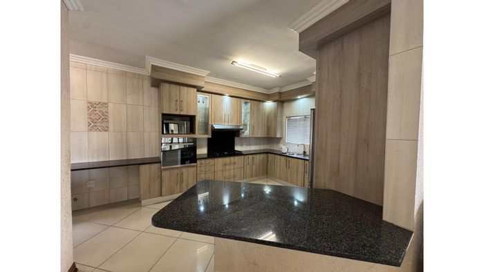 For Sale: House in Thatchfield Hills with solar, garden, and secure estate living.