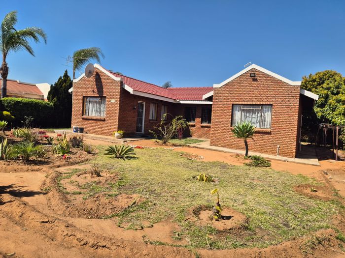 Flora Park House For Sale: 3 Bedrooms, 2 Bathrooms, Open-Plan Living, Covered Parking.