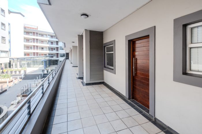 For Sale: Apartment in Umhlanga Ridge with rooftop pool and spacious balcony.