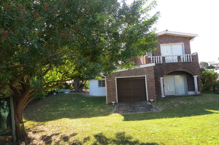 For Sale: House in Stilbaai Oos with river views, Rondawel, and parking.