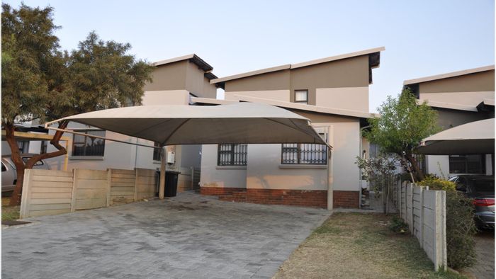 Noordwyk Townhouse For Sale: 3 beds, garden, security, close to schools and amenities.