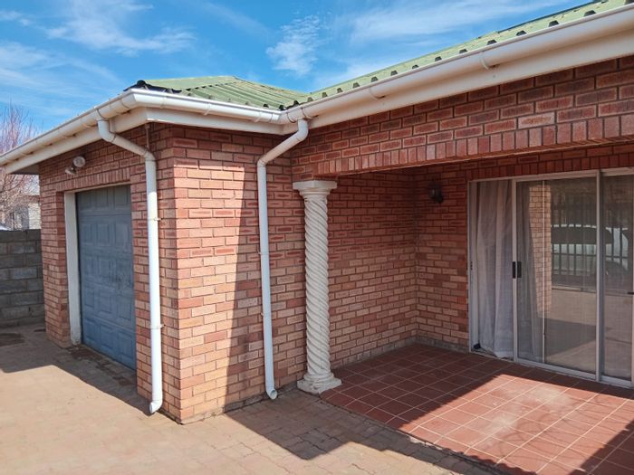 For Sale: House in Mlungisi with 2 bedrooms, 1 bathroom, and covered parking.