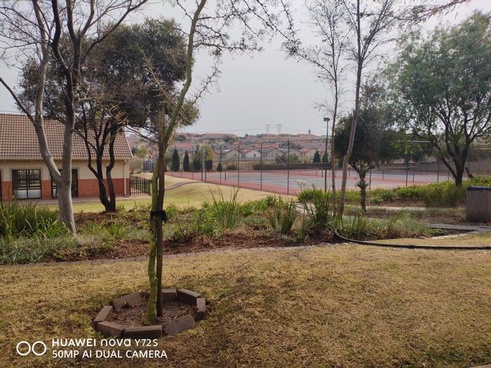 Kosmosdal Apartment For Sale: Ground floor, 2 beds, pool, secure complex, easy access.