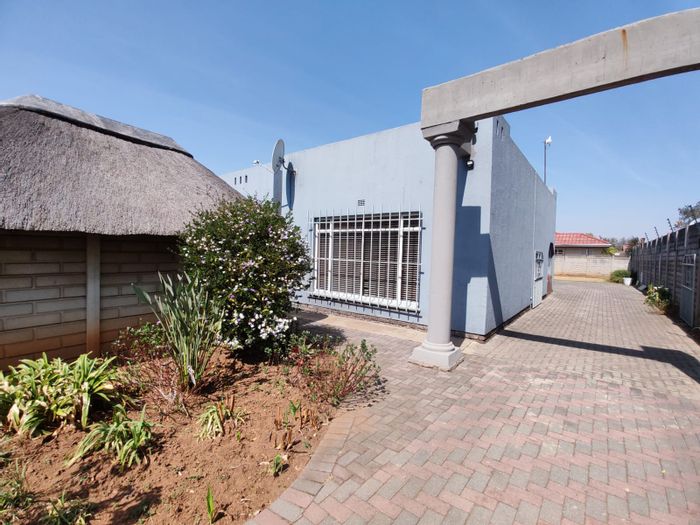 House For Sale in Vanderbijlpark SE 6: Pool, Borehole, Security, Ample Parking.