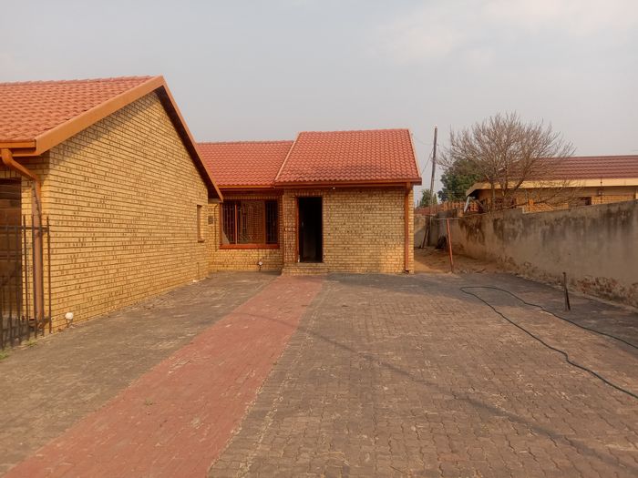 Two-bedroom flat in Pine Ridge with yard, parking, and utilities included. To Rent.