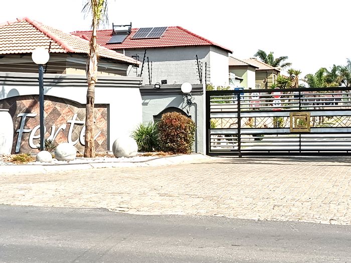 For Sale: Spacious 4-bedroom townhouse in Sonneveld with garden and double garage.