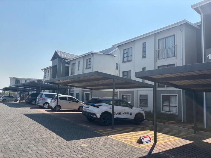 Modderfontein Townhouse For Sale: 3 beds, private garden, pool, gym, 24-hour security.