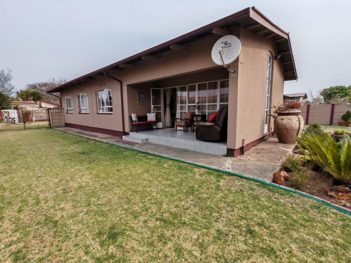 Vanderbijlpark SE 1 House For Sale: 3 Bedrooms, Entertainment Area, Spacious Garden.
