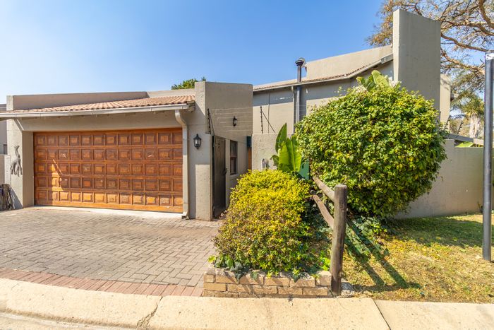 Fourways House For Sale: Pool, spacious living, three bedrooms, staff accommodation.