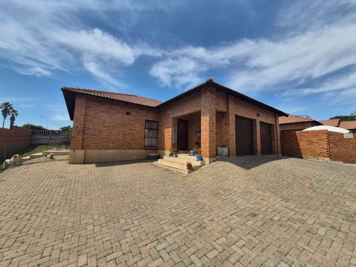 For Sale: Townhouse in Kinross with open-plan kitchen, garage, and local amenities.