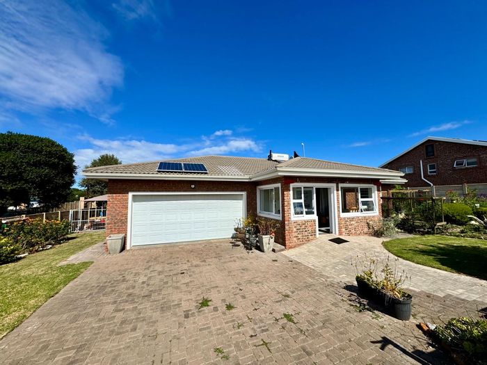 For Sale: House in Stilbaai Wes with 3 bedrooms, large garden, secure parking.