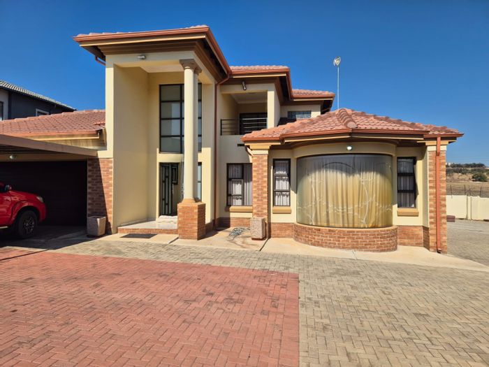 For Sale: Spacious 4-bedroom house in Bendor with multiple living areas and garage.