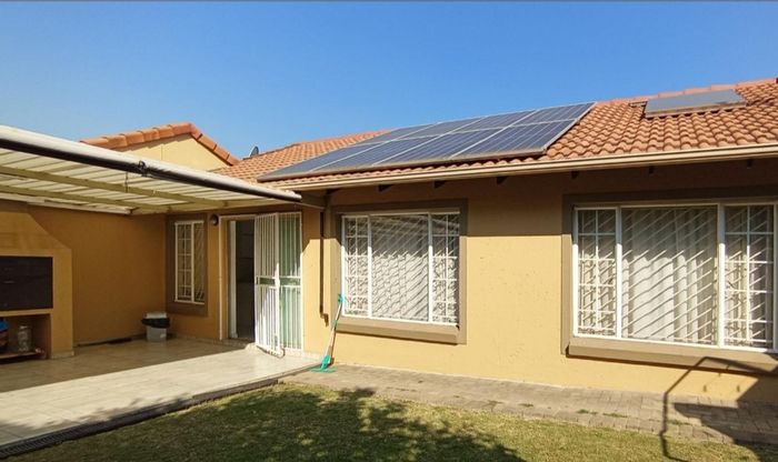 For Sale: Townhouse in Willow Park Manor with 2 beds, pool, secure access.