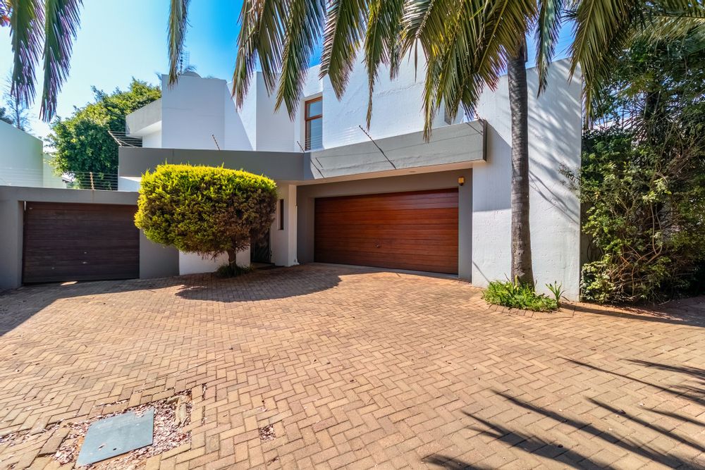 Double garage with visitors parkting
