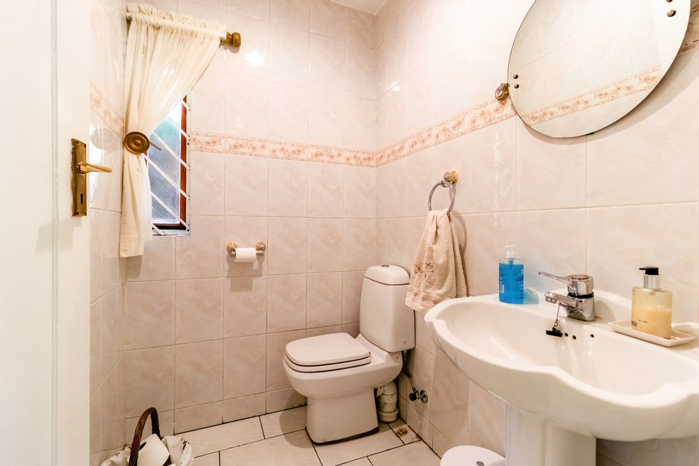 Bedroom 3 en-suite bathroom