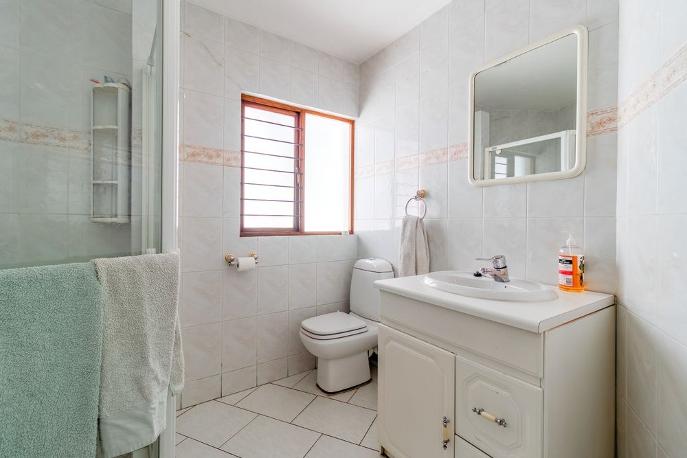 Guest room full bathroom