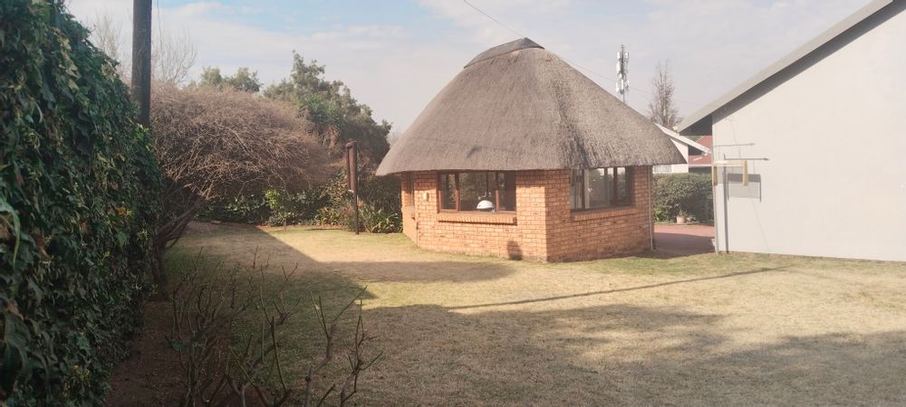 Outdoor thatch lapa