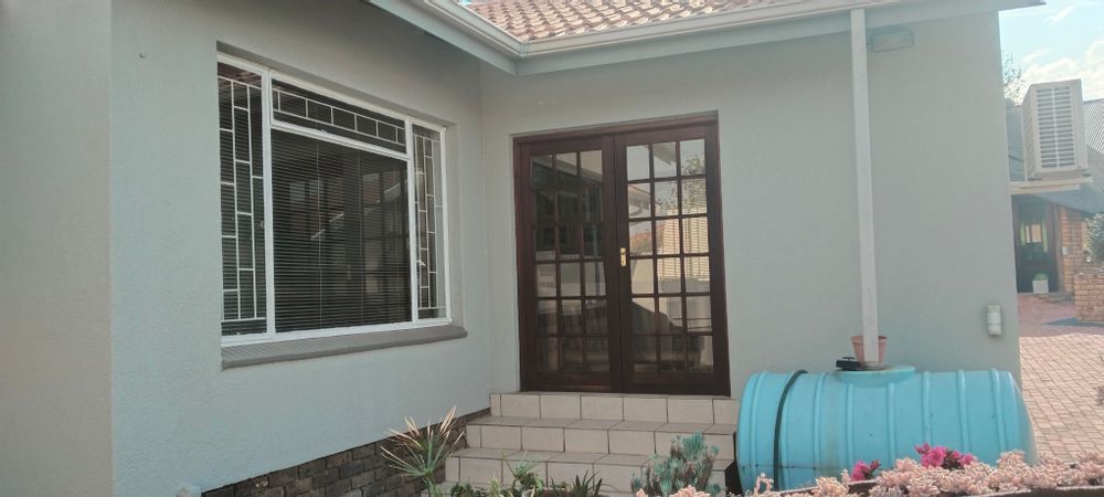 Garden access from both entrances