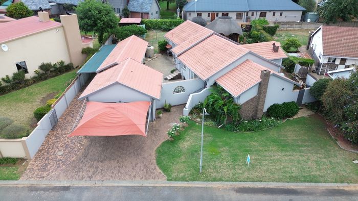 For Sale: Spacious Jordaan Park house with 4 bedrooms, garden, and flatlet.